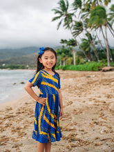 Load image into Gallery viewer, Buff &#39;n Blue Puakenikeni Girls Short Sleeve Twirl Dress
